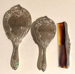 lot 202 image: Vintage Silver Plated Vanity Set