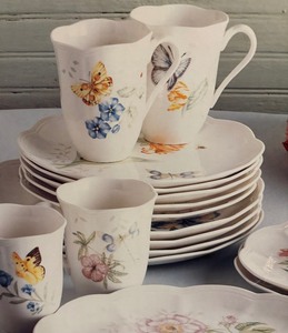 lot 192 image: New Lenox Butterfly Meadow 18 Piece Serving Set for Six