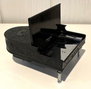 lot 223 image: Classy Piano Music Box