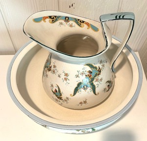 lot 256 image: Pretty Vintage Porcelain Pitcher and Basin by King