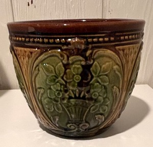 lot 274 image: Three Pretty Planters