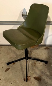 lot 332 image: Great Vintage Green Chair
