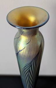 lot 32 image: Lundberg Studios Art Glass Feather Vase