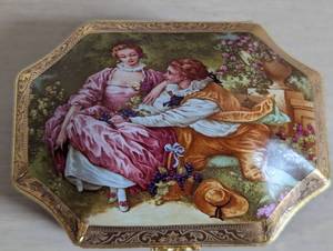 lot 84 image: Vintage Imperial Limoges Porcelain Trinket Box