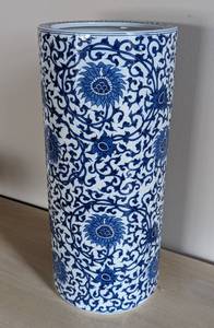 lot 90 image: Blue and White Chinese Ceramic Umbrella Holder