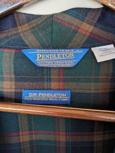 lot 397 image: Mens Pendleton Virgin Wool Plaid Robe