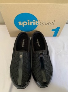 lot 389 image: Womens Shoes - Easy Spirit and Marc Fisher Sandals - Size 7 and 6.5