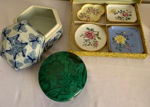 lot 381 image: Beautiful Collection of Trinket Boxes and Dishes