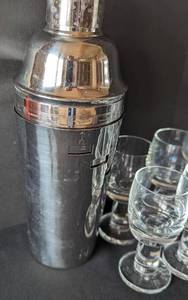 lot 282 image: Vintage Glassware and Ice Buckets
