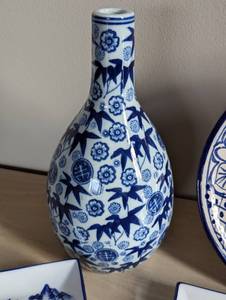 lot 285 image: Blue and White Ceramic Dishes and Decor