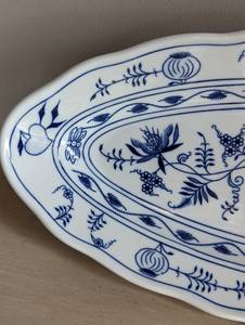 lot 288 image: Czech Zwiebelmuster Blue Onion Fish Platter