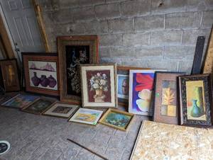 Lot of wall art...