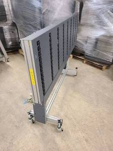 Table or flat surface connecting piece for the wide rolling conveyor segments