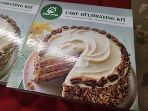 KK 2 137 Piece Cake Decortaing Plate and kit