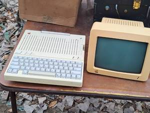 lot 680 image: Vintage Apple Computer G090H