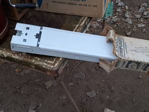 lot 690 image: 8 Fluorescent Strip Light