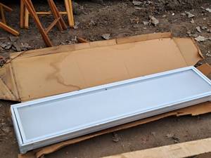 lot 691 image: 4 Fluorescent Light Fixture