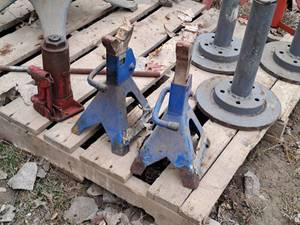 lot 704 image: Lot of (2) Jack Stands