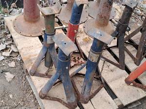 lot 708 image: Lot of (4) Assorted Jack Stands