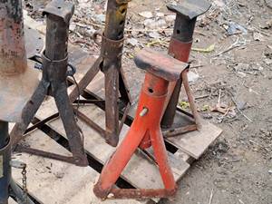 lot 709 image: Lot of (4) Assorted Jack Stands