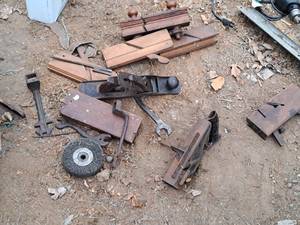 lot 727 image: Lot of (1 Box) Assorted Woodworking Tools