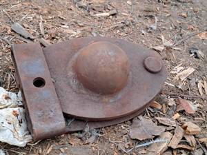 lot 732 image: Vintage 2-516 Trailer Hitch Mount