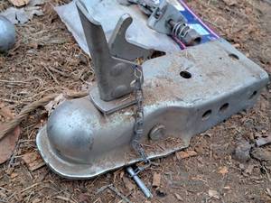 lot 733 image: 2 Ball Trailer Hitch Coupler