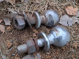 lot 735 image: Trailer Hitch Balls - 1-78 and 2