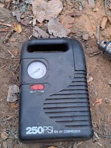 lot 746 image: 250-PSI 12V Portable Air Compressor