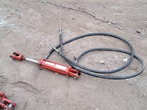 lot 754 image: Lion 2500-PSI Hydraulic Piston w Hydraulic Lines 2500