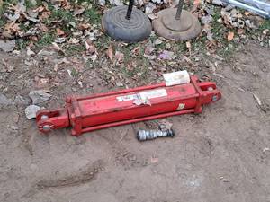 lot 755 image: Lion 2500-PSI Hydraulic Piston 2500