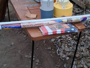 lot 769 image: 6 Nylon Umbrella and 84x52 Stars and Stripes Table Cloth