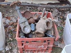 lot 782 image: Lot of (1 Tote) Plumbing Parts - Valves