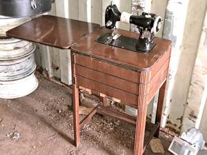 lot 792 image: Sewing Machine