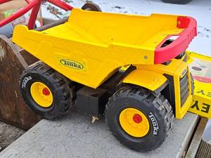 lot 797 image: Vintage Tonka MetalPlastic Toy Truck
