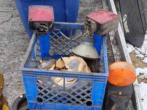 lot 819 image: Lot of (1 Tote) Assorted Lights