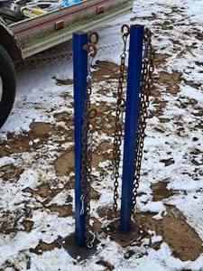 lot 825 image: Lot of (2) Metal Posts with Chain Connectors