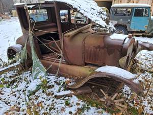 lot 608 image: Vintage Ford Model T Body and Frame