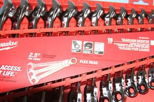 lot 73 image: Milwaukee SAE 15-Piece Flex Head Ratcheting Combination Wrench Set - Model 48-22-9413 - New