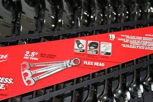 lot 74 image: Milwaukee Metric 15-Piece Flex Head Ratcheting Combination Wrench Set - Model 48-22-9513 - New