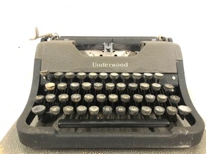 Vintage UNDERWOOD Portable Typewriter wCase
