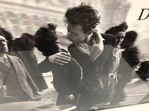 Large Framed Photo Print - Robert Doisneau The Kiss
