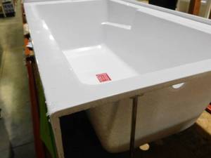 lot 102 image: Swiss Madison Voltaire 60 Right-Hand Drain Rectangular Alcove Bathtub
