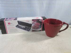 lot 14 image: (CS) New 3pc Carving Set and Paula Deen 2-Cup Measuring Cup