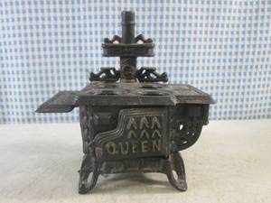 lot 16 image: (EC1) Vintage Queen Cast Iron Miniature Stove Salesman Sample
