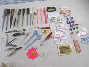 lot 17 image: (EC1) Assorted Vintage Smalls Etc - Letter Openers, Knives, Buttons, Pins Etc