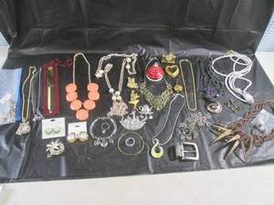 lot 32 image: (CSB) Assorted Fashion Jewelry In Basket