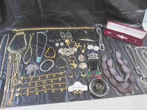lot 33 image: (F-0) Assorted Fashion Jewelry In Basket