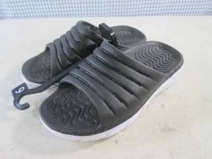 lot 37 image: (H-1) Pair Avita Slip-On Shoes Size 6 New