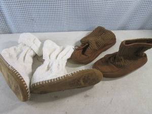 lot 57 image: (CS) Gap Size 910 and Dearfoams Size Large Slippers
